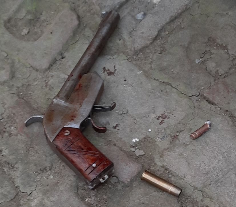 रुद्रपुर के पहाड़गंज में मृतक के कमरे से बरामद तमंचा व खोके।