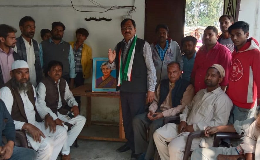 नजीबाबाद में इंदिरा गांधी के जन्मदिन पर संगोष्ठी में बोलते कांग्रेसी अनीस विशाल। नजीबाबाद में इंदिरा गांधी के जन्मदिन पर संगोष्ठी में बोलते कांग्रेसी अनीस विशाल।