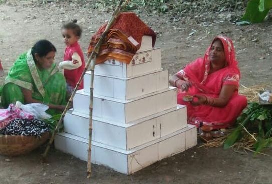 बीसलपुर चीनी मिल परिसर में पूजा पाठ की तैयारी में लगी व्रती महिलाएं बीसलपुर चीनी मिल परिसर में पूजा पाठ की तैयारी में लगी व्रती महिलाएं