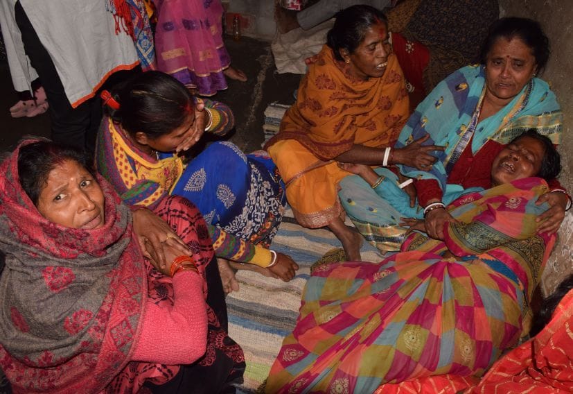 रुद्रपुर के ट्रांजिट कैंप में रोते-बिलखते मृतका के परिजन।