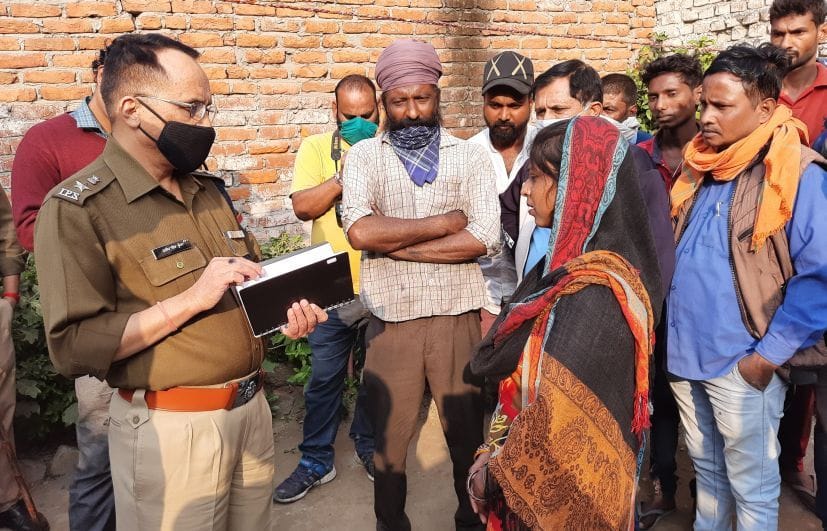 रुद्रपुर के पहाड़गंज में मृतक की भाभी से पूछताछ करते एसएसपी।