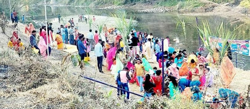 मझोला क्षेत्र में शारदा सागर खंड की मिनी ब्रांच में पूजा अर्चना के लिए पहुंचे श्रद्धालु मझोला क्षेत्र में शारदा सागर खंड की मिनी ब्रांच में पूजा अर्चना के लिए पहुंचे श्रद्धालु