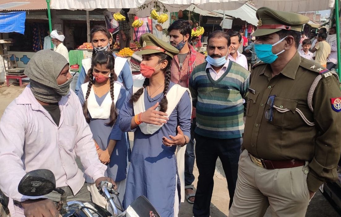  रामपुर मथुरा में कोतवाल बनी छात्रा ने बिना हेलमेट जा रहे बाइक सवार का काटा चालान।