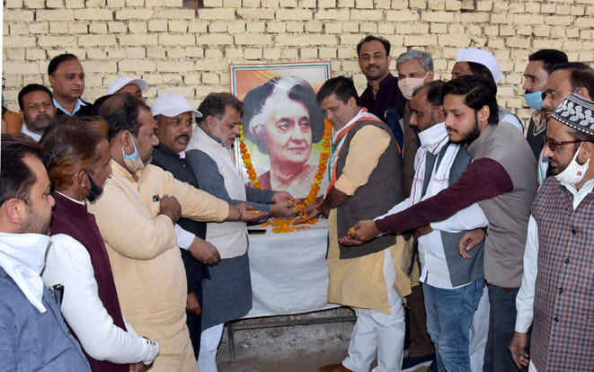 जिला कांग्रेस कार्यालय पर पूर्व प्रधानमंत्री इंदिरा गांधी की जयंती मनाते कांग्रेसी