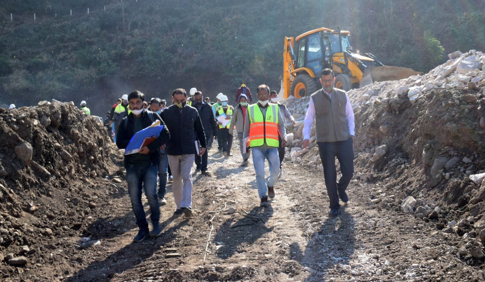 रेल लाइन निर्माण से प्रभावित गांवों में निर्माण कार्य का निरीक्षण करते हुए डीएम मनुज गोयल।