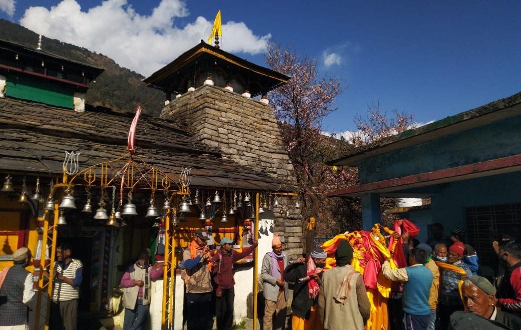 राकेश्वरी मंदिर रांसी गांव पहुंची द्वितीय केदार भगवान मद्महेश्वर की चल उत्सव डोली। राकेश्वरी मंदिर रांसी गांव पहुंची द्वितीय केदार भगवान मद्महेश्वर की चल उत्सव डोली।