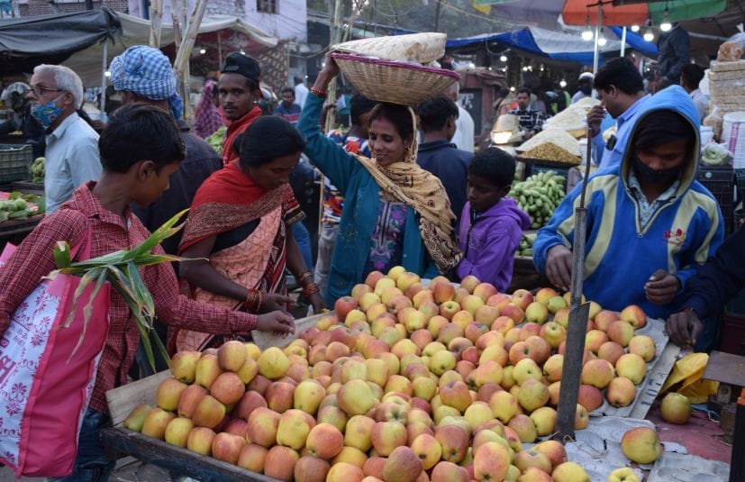 रुद्रपुर में छठ पूजा के लिए खरीदारी करते पूर्वांचल समाज के लोग। रुद्रपुर में छठ पूजा के लिए खरीदारी करते पूर्वांचल समाज के लोग।
