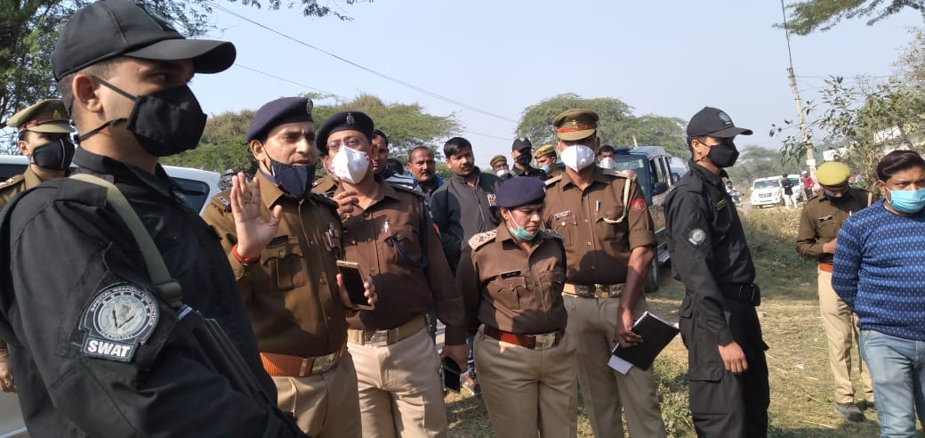 03ड्ढ शेरकोट में  घटना स्थल की जांच करते एसपी डा. धर्मवीर सिंह  व अन्य पुलिस अधिकारी।