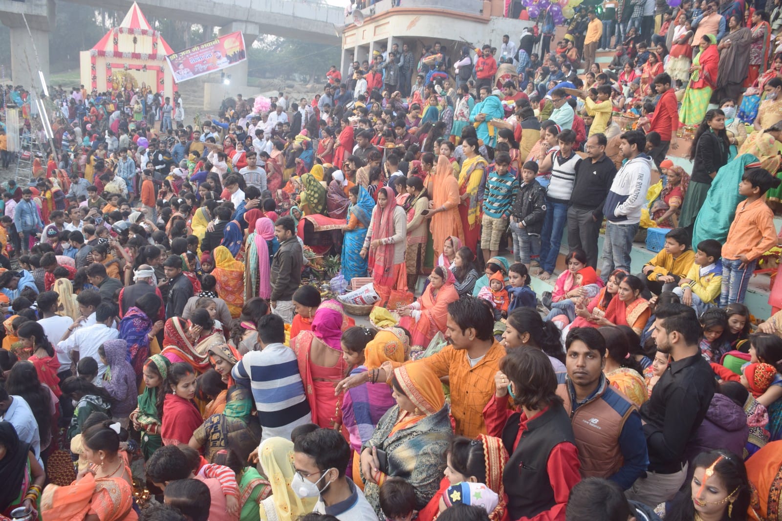 शहर के गौरी शंकर घाट पर छठ पूजा के अवसर पर उगते सूर्य को अर्ध्य देने जुटे श्रद्धालु।