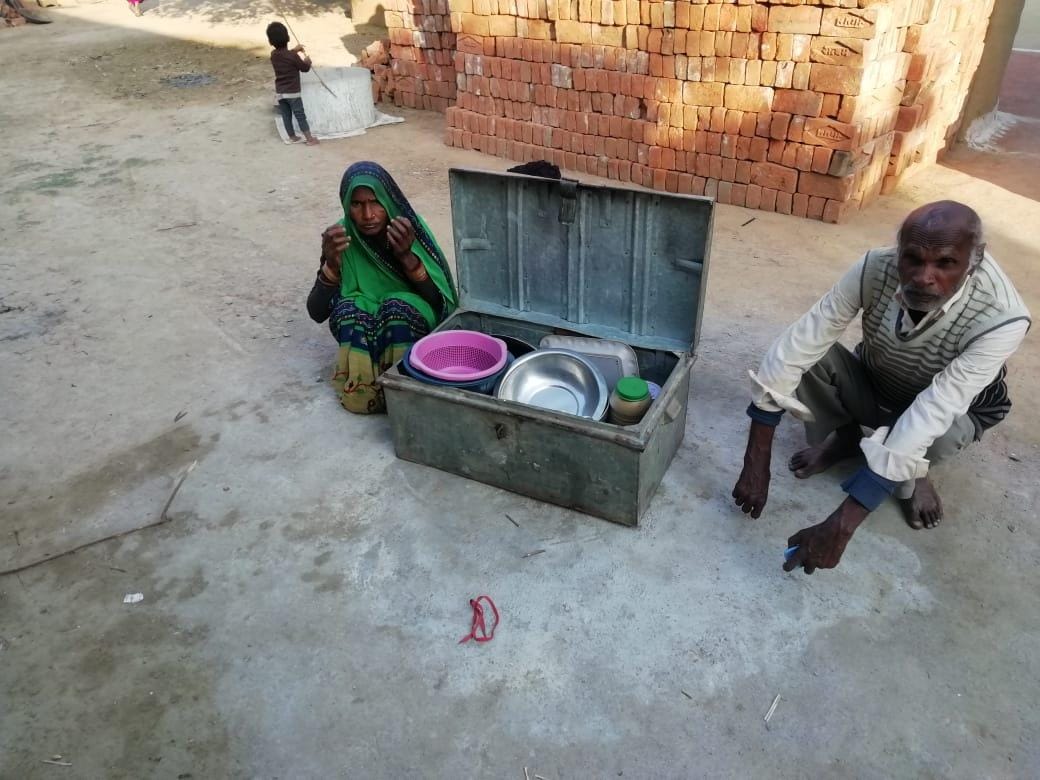 आटा में चोरी के बाद बक्सा दिखाता ग्रह स्वामी आटा में चोरी के बाद बक्सा दिखाता ग्रह स्वामी