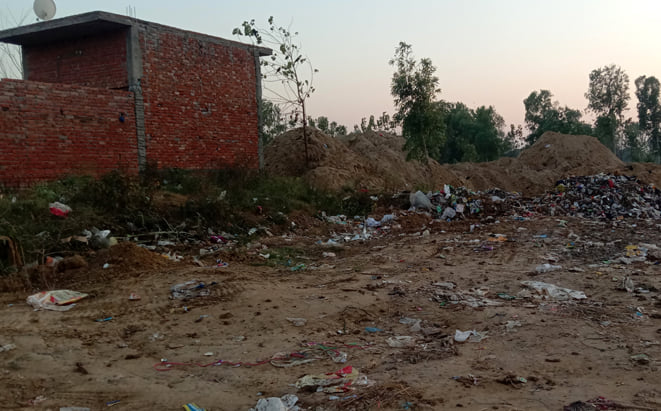 ग्राम खुर्द में आबादी के बीच डाला गया कूडा ग्राम खुर्द में आबादी के बीच डाला गया कूडा