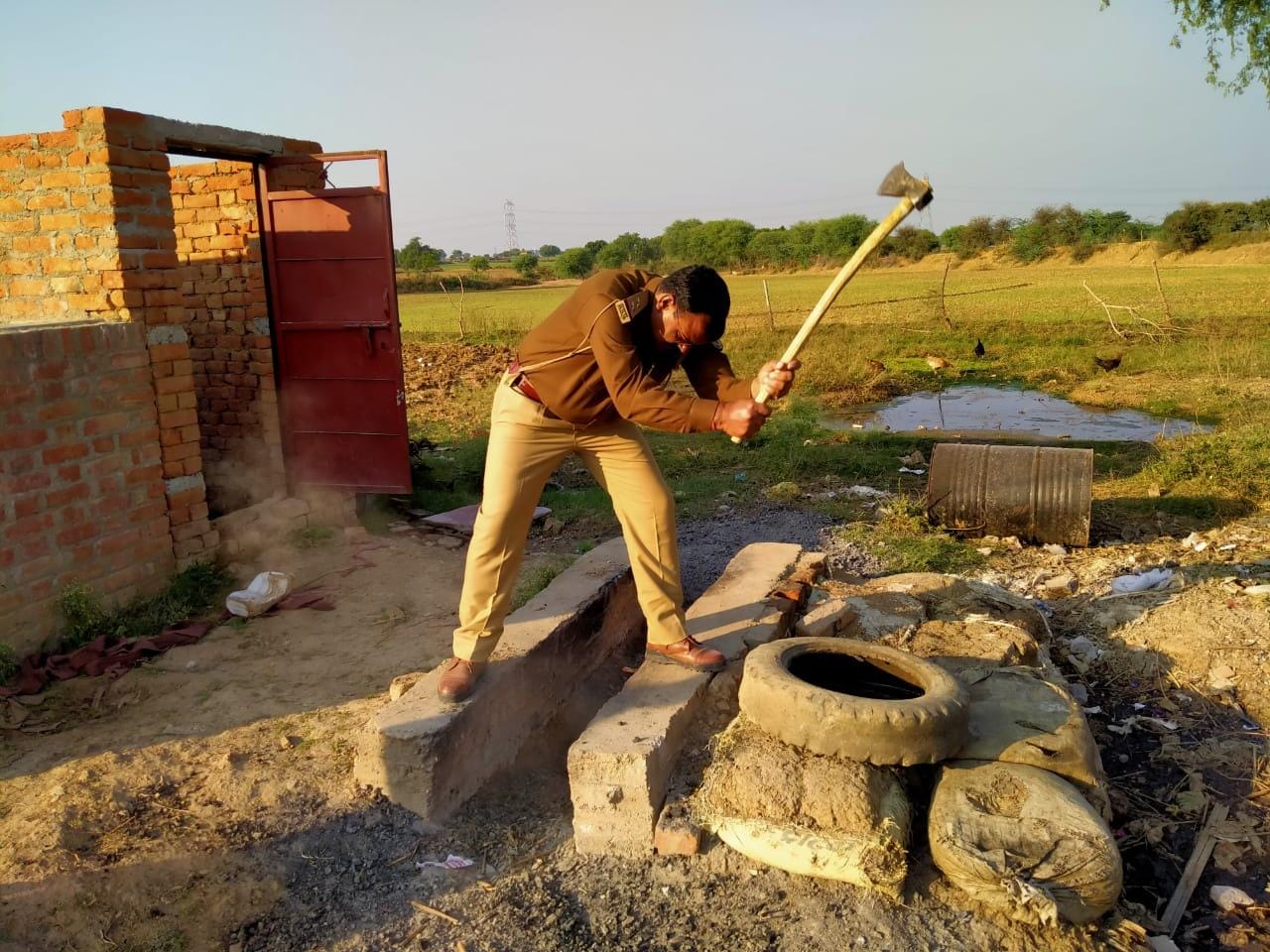 अकबरपुर इटोरा में शराब की भट्टी तोड़ता पुलिसकर्मी अकबरपुर इटोरा में शराब की भट्टी तोड़ता पुलिसकर्मी