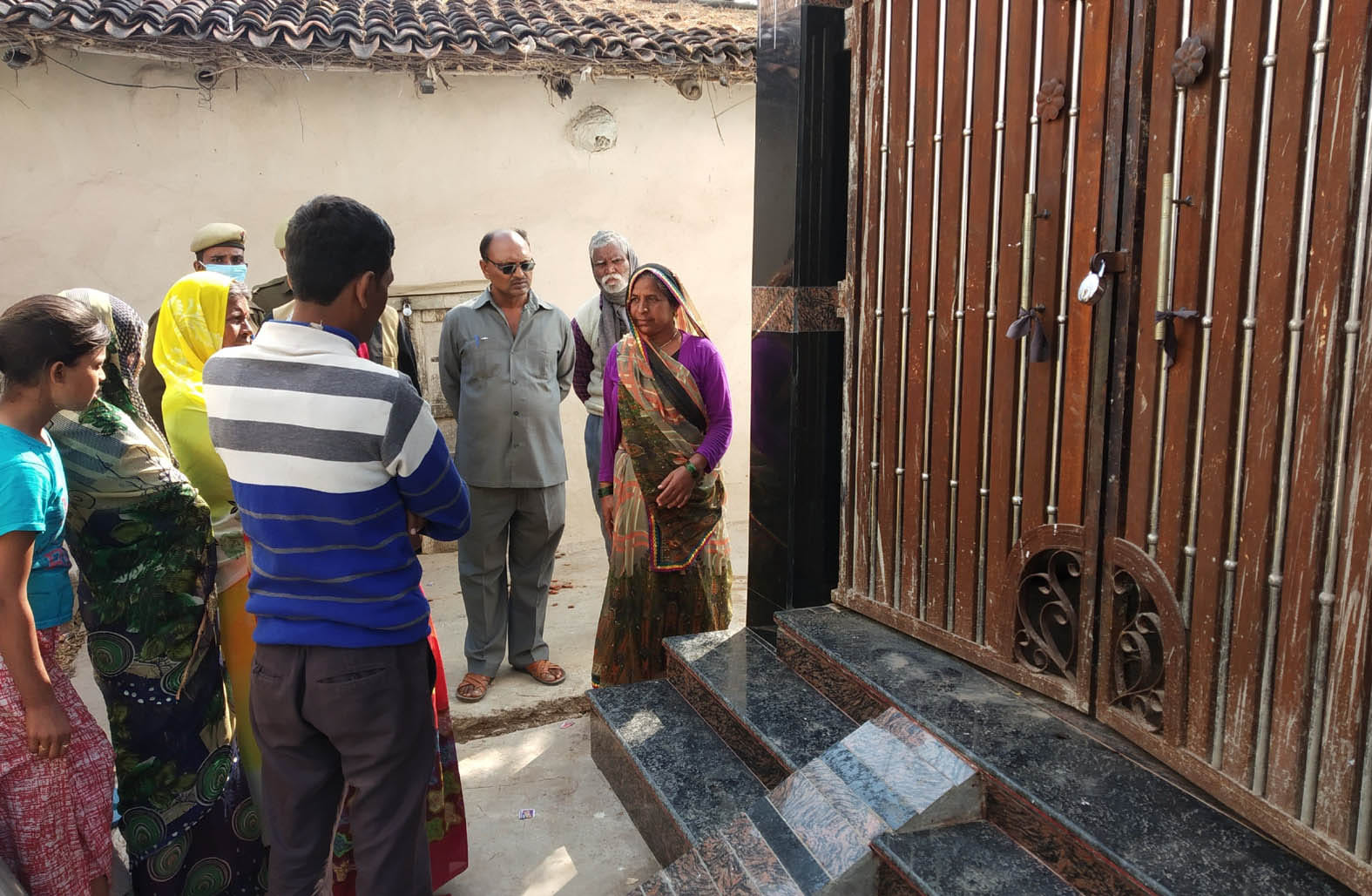 बांदा का तिहरा हत्याकांड: चमरौडी में मृतक अभिजीत के घर के बाहर लगी भीड़। बांदा का तिहरा हत्याकांड: चमरौडी में मृतक अभिजीत के घर के बाहर लगी भीड़।