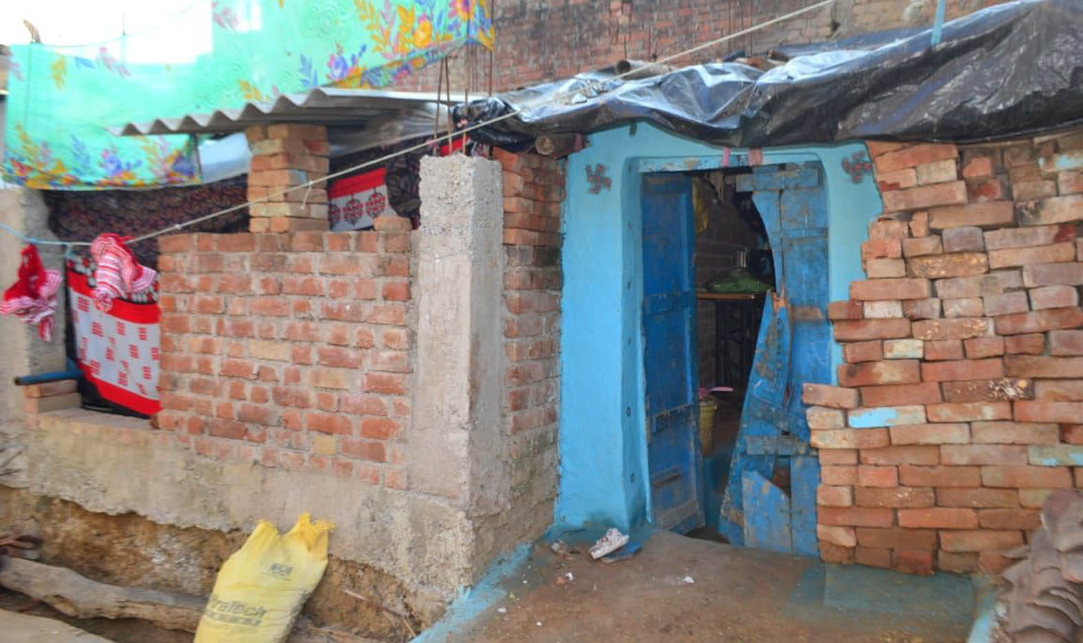 बांदा का तिहरा हत्याकांड: आरोपी चचेरे भाई बबलू के घर के टूटे पड़े दरवाजे। बांदा का तिहरा हत्याकांड: आरोपी चचेरे भाई बबलू के घर के टूटे पड़े दरवाजे।