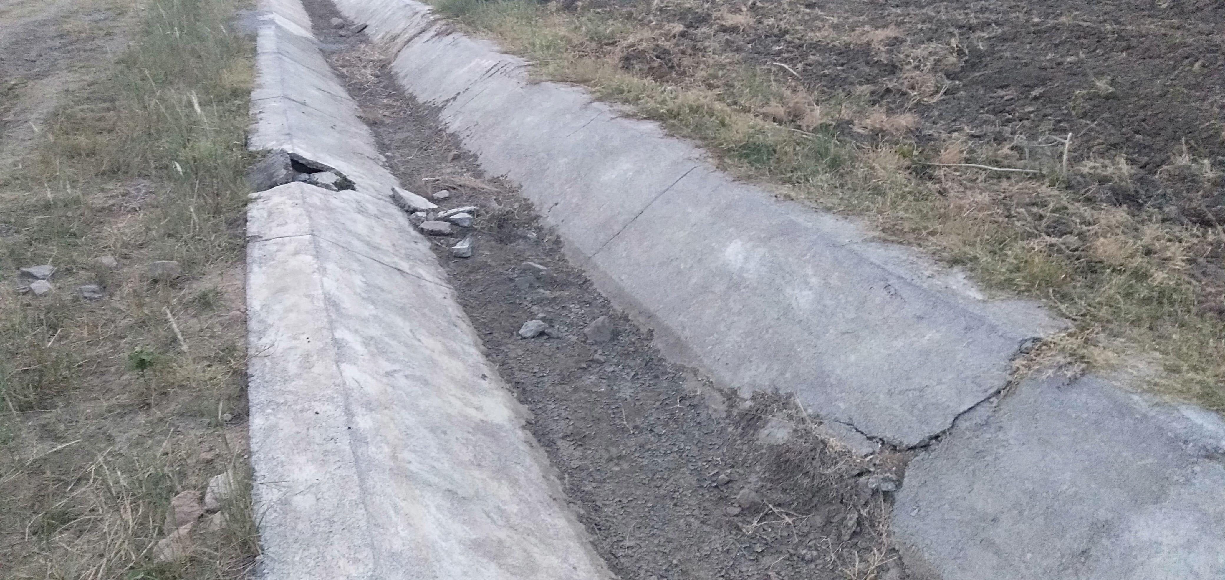 बम्होरी बहादुर सिंह माईनर की टूटी पड़ी लाइनिंग