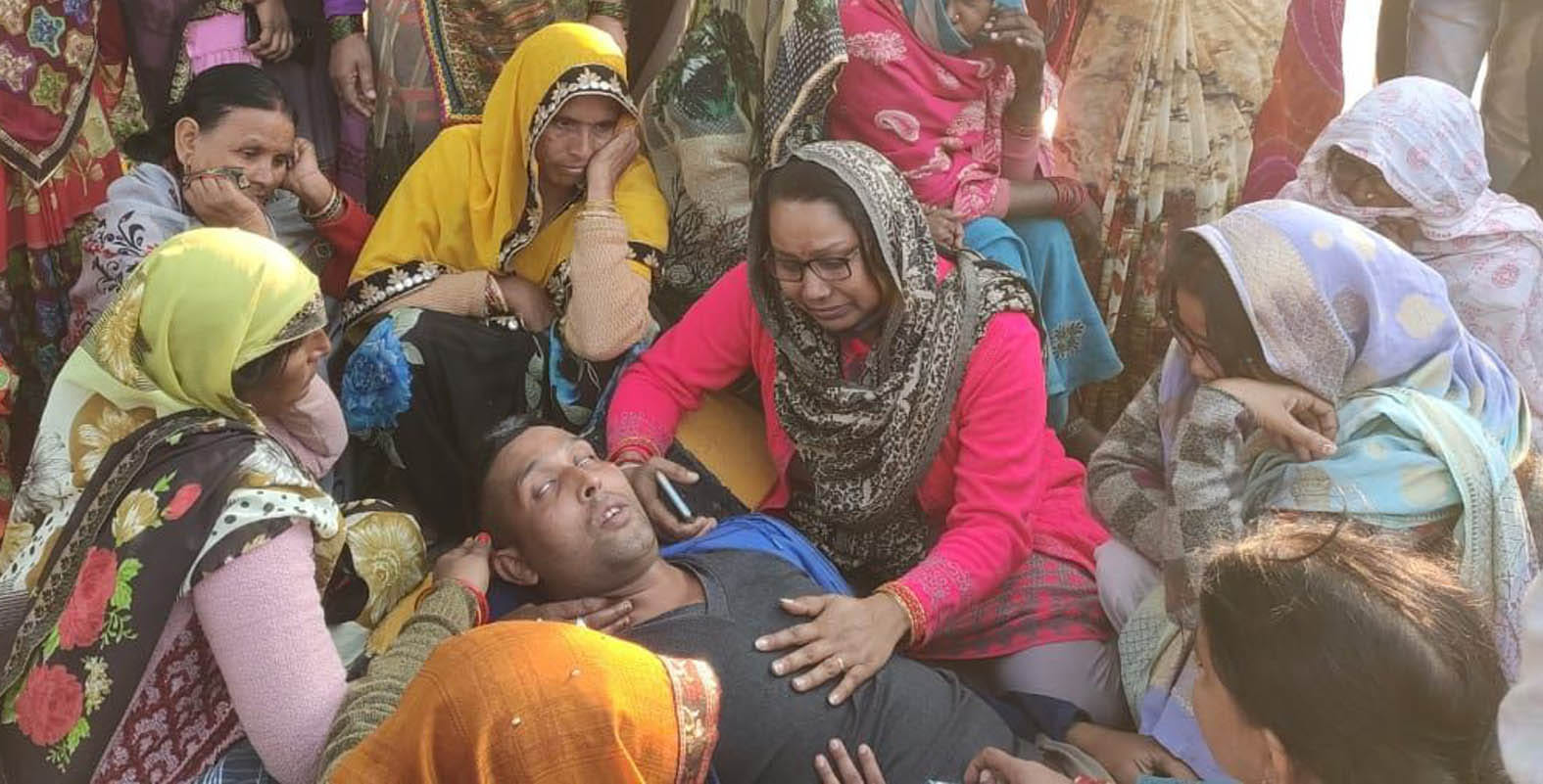 बांदा का तिहरा हत्याकांड: भाई की मौत के सदमे अचेत कांस्टेबल सौरभ वर्मा को सांत्वना देतीं घर की मह? बांदा का तिहरा हत्याकांड: भाई की मौत के सदमे अचेत कांस्टेबल सौरभ वर्मा को सांत्वना देतीं घर की मह?