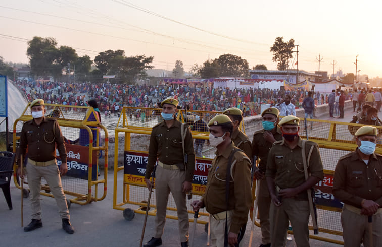 सहारनपुर के बड़ी नहर पर छठ पूजा के दौरान पुल पर तैनात पुलिस बल सहारनपुर के बड़ी नहर पर छठ पूजा के दौरान पुल पर तैनात पुलिस बल