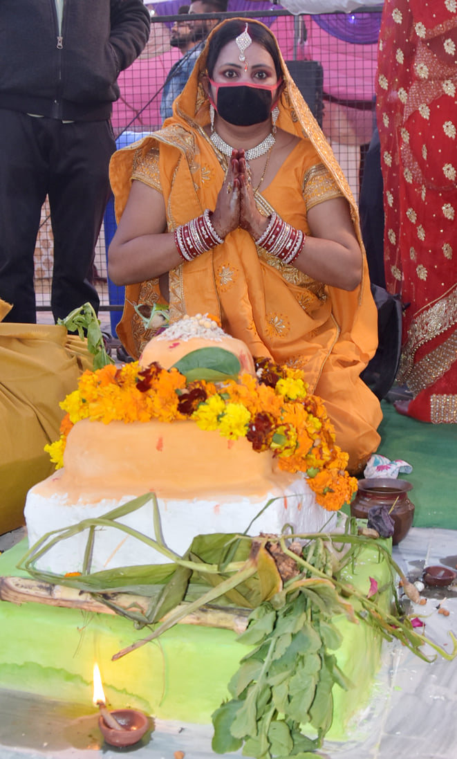 सहारनपुर की बड़ी नहर पर मास्क लगा कर छठ पूजा करती महिला सहारनपुर की बड़ी नहर पर मास्क लगा कर छठ पूजा करती महिला