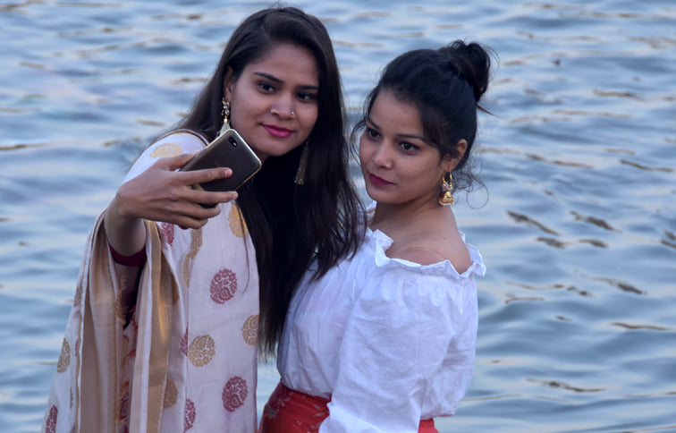 सहारनपुर की बड़ी नहर पर छठ पूजा पर सेल्फी लेती युवतियां सहारनपुर की बड़ी नहर पर छठ पूजा पर सेल्फी लेती युवतियां