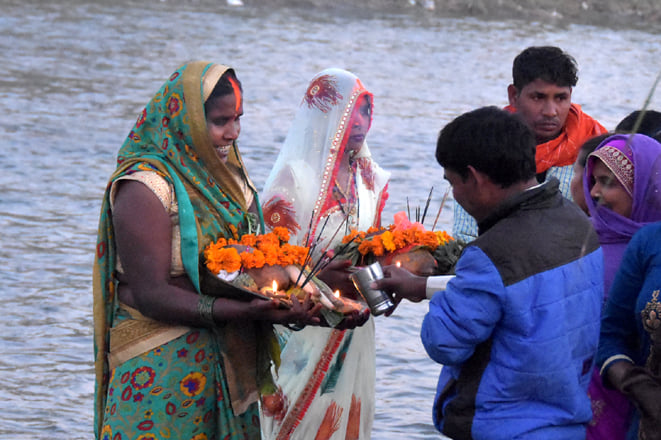 सहारनपुर की बड़ी नहर पर छठ पूजा करती महिलाएं सहारनपुर की बड़ी नहर पर छठ पूजा करती महिलाएं