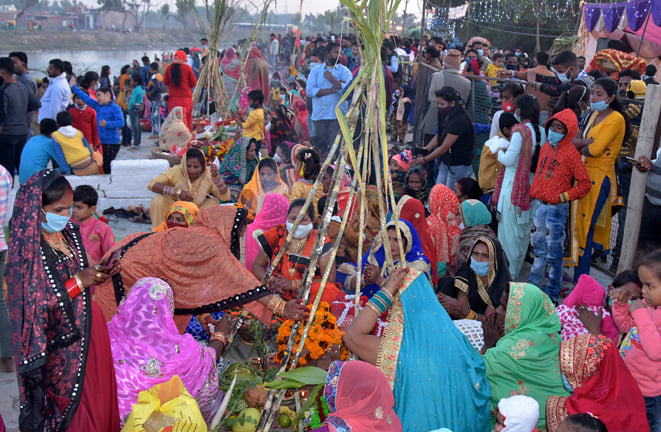 सहारनपुर की बड़ी नहर पर छठ पूजा करती महिलाएं सहारनपुर की बड़ी नहर पर छठ पूजा करती महिलाएं