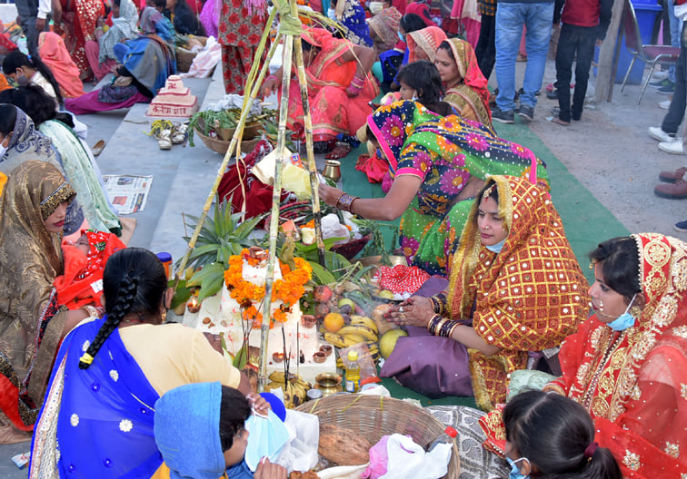 सहारनपुर की बड़ी नहर पर छठ पूजा करती महिलाएं सहारनपुर की बड़ी नहर पर छठ पूजा करती महिलाएं