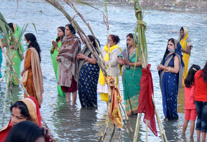 सहारनपुर की बड़ी नहर पर छठ पूजा करती महिलाएं सहारनपुर की बड़ी नहर पर छठ पूजा करती महिलाएं