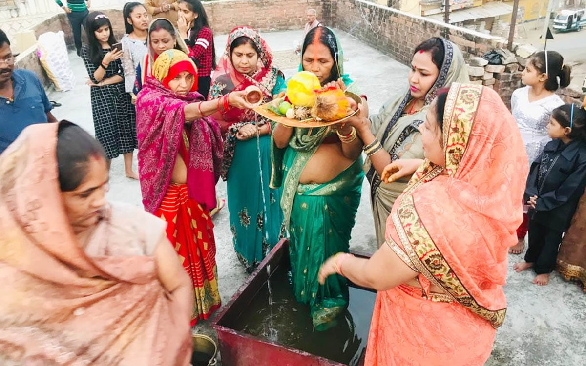 कुरारा कस्बे में छठ पूजन करती महिलाएं। संवाद