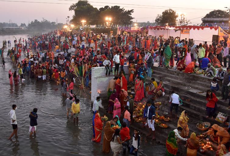 सहारनपुर की बड़ी नहर पर छठ पूजा पर उमड़ी भीड सहारनपुर की बड़ी नहर पर छठ पूजा पर उमड़ी भीड