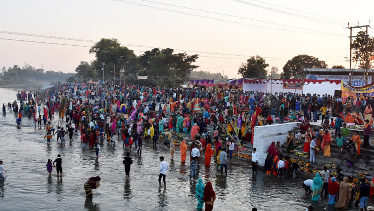 सहारनपुर के बड़ी नहर पर छठ पूजा के दौरान के दौरान उमड़ी भीड़ सहारनपुर के बड़ी नहर पर छठ पूजा के दौरान के दौरान उमड़ी भीड़