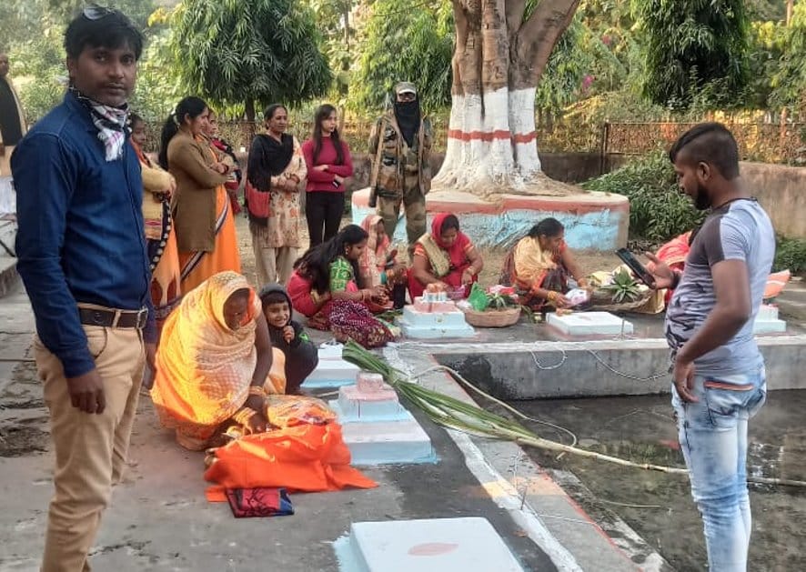 नजीबाबाद के चीनी मिल में छठ पूजा पर पूजा अर्चना करते श्रद्घालु। नजीबाबाद के चीनी मिल में छठ पूजा पर पूजा अर्चना करते श्रद्घालु।