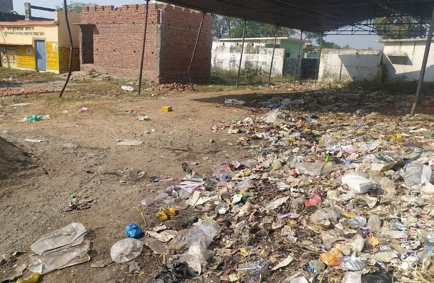 नजीबाबाद के भागूवाला में फैली गंदगी।