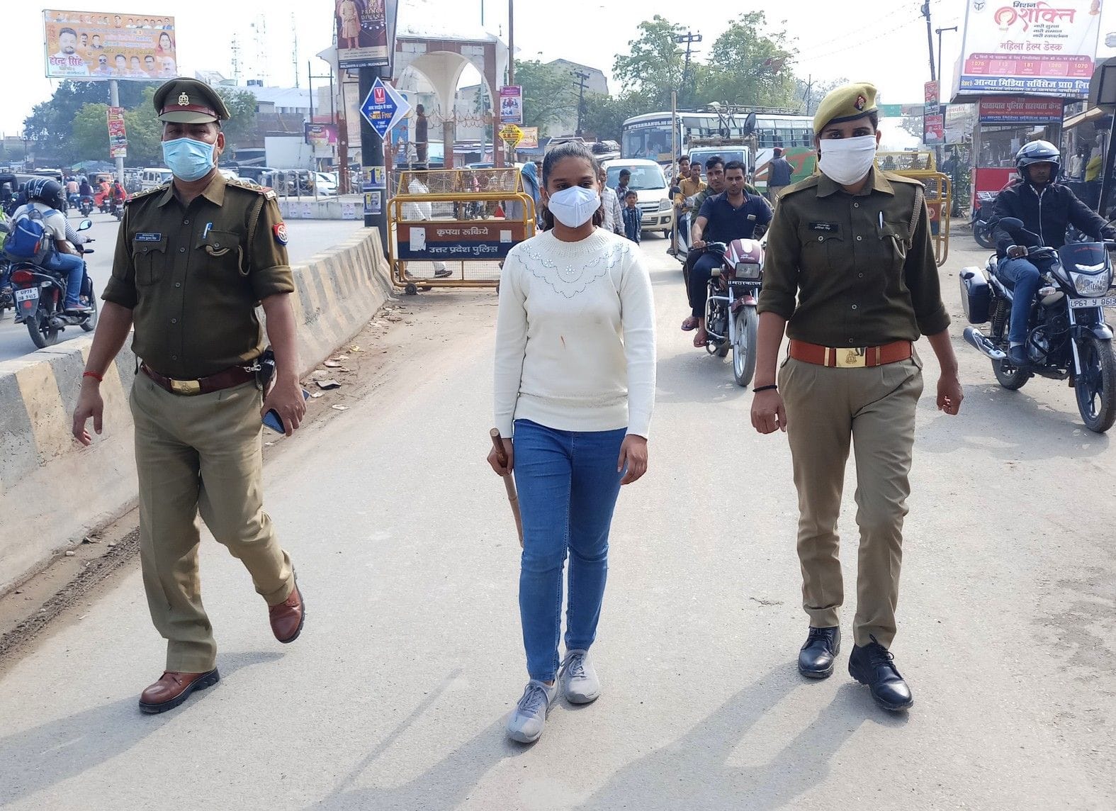 पीडीडीयू नगर भ्रमण करतीं एक दिन की अलीनगर थानाध्यक्ष अन्नया सिंह।