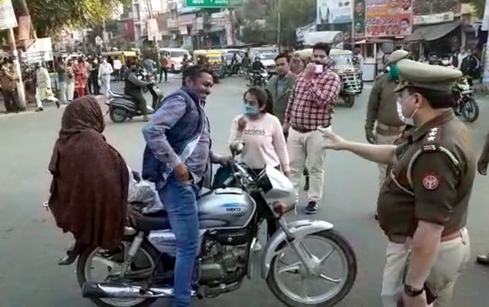 एक दिन की जनकपुरी थाना प्रभारी बनी छात्रा भूमिका ने मास्क न लगाने पर दुपिहया चालक को चेतावनी दी। एक दिन की जनकपुरी थाना प्रभारी बनी छात्रा भूमिका ने मास्क न लगाने पर दुपिहया चालक को चेतावनी दी।