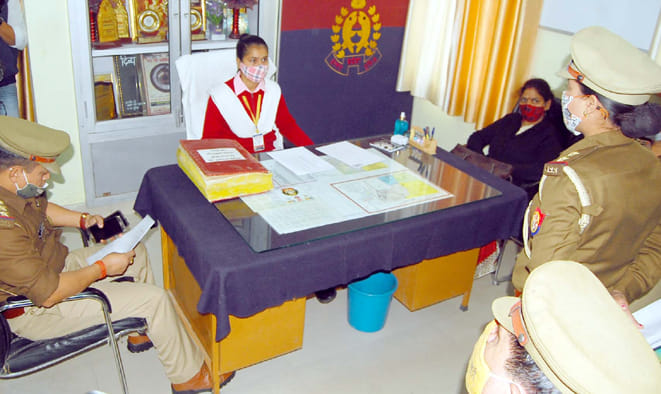 एक दिन के लिए मंडी कोतवाली प्रभारी बनी अंशिका त्यागी महिला पुलिसकर्मी से ड्यूटी के बारे में जानक? एक दिन के लिए मंडी कोतवाली प्रभारी बनी अंशिका त्यागी महिला पुलिसकर्मी से ड्यूटी के बारे में जानक?