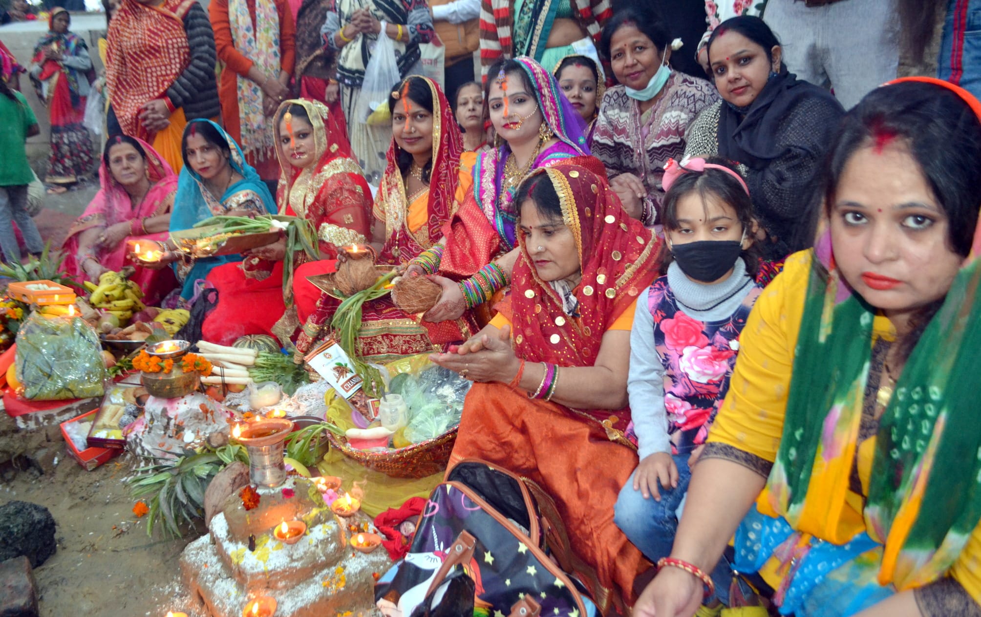 छठ मइया का पूजन करतीं महिलाएं। संवाद छठ मइया का पूजन करतीं महिलाएं। संवाद