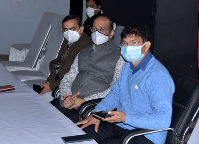 जनमंच में चुनावी प्रशिक्षण कार्यक्रम में भाग लेते अधिकारी जनमंच में चुनावी प्रशिक्षण कार्यक्रम में भाग लेते अधिकारी