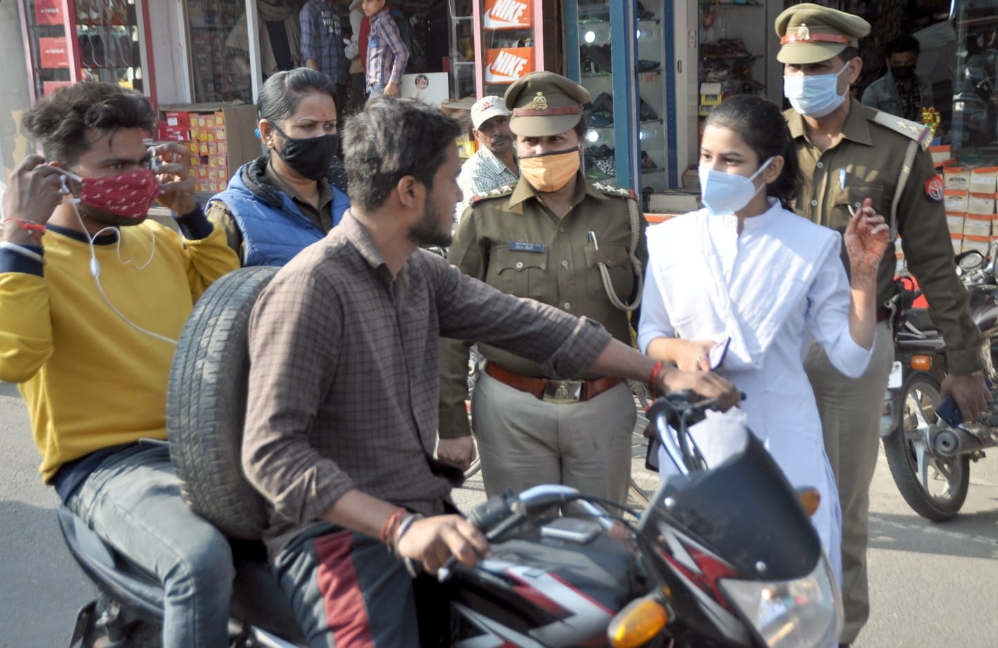 शामली में शिवचौक पर बिना मास्क लगाए बाइक सवार युवकों को समझातीं एक दिन की कोतवाल बनीं महिमा बजाज। शामली में शिवचौक पर बिना मास्क लगाए बाइक सवार युवकों को समझातीं एक दिन की कोतवाल बनीं महिमा बजाज।
