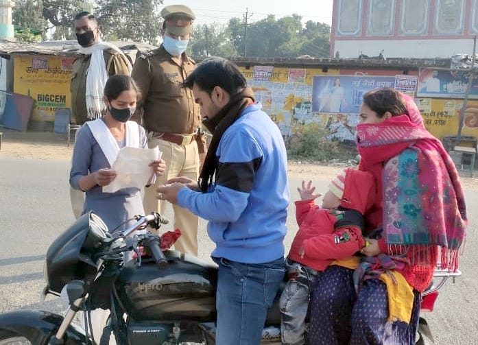 शामली : बाबरी में बुटराड़ा बस अड्डे पर बाइक के कागज चेक करतीं एक दिन की थाना प्रभारी बनीं निशी प्रज शामली : बाबरी में बुटराड़ा बस अड्डे पर बाइक के कागज चेक करतीं एक दिन की थाना प्रभारी बनीं निशी प्रज