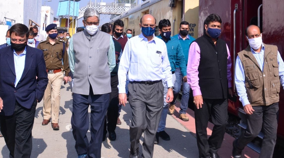 रेलवे स्टेशन पर निरीक्षण करते रेलवे महाप्रबंधक।