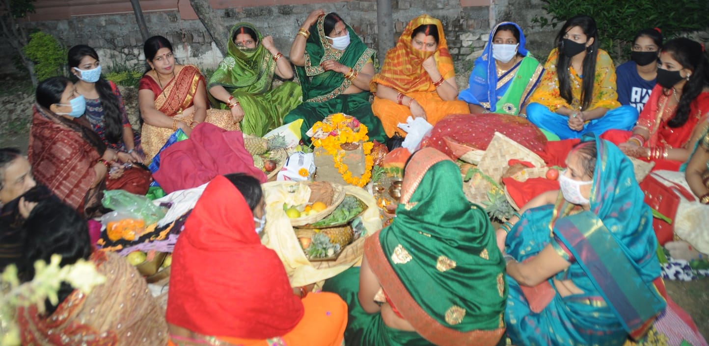 शामली हनुमान धाम पर छठ पूजन  में भाग लेतीं महिलाएं।
