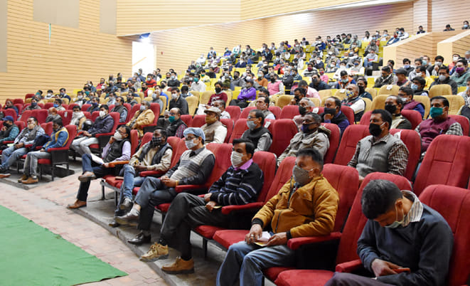 जनमंच में चुनावी प्रशिक्षण कार्यक्रम में भाग लेते कर्मचारी जनमंच में चुनावी प्रशिक्षण कार्यक्रम में भाग लेते कर्मचारी