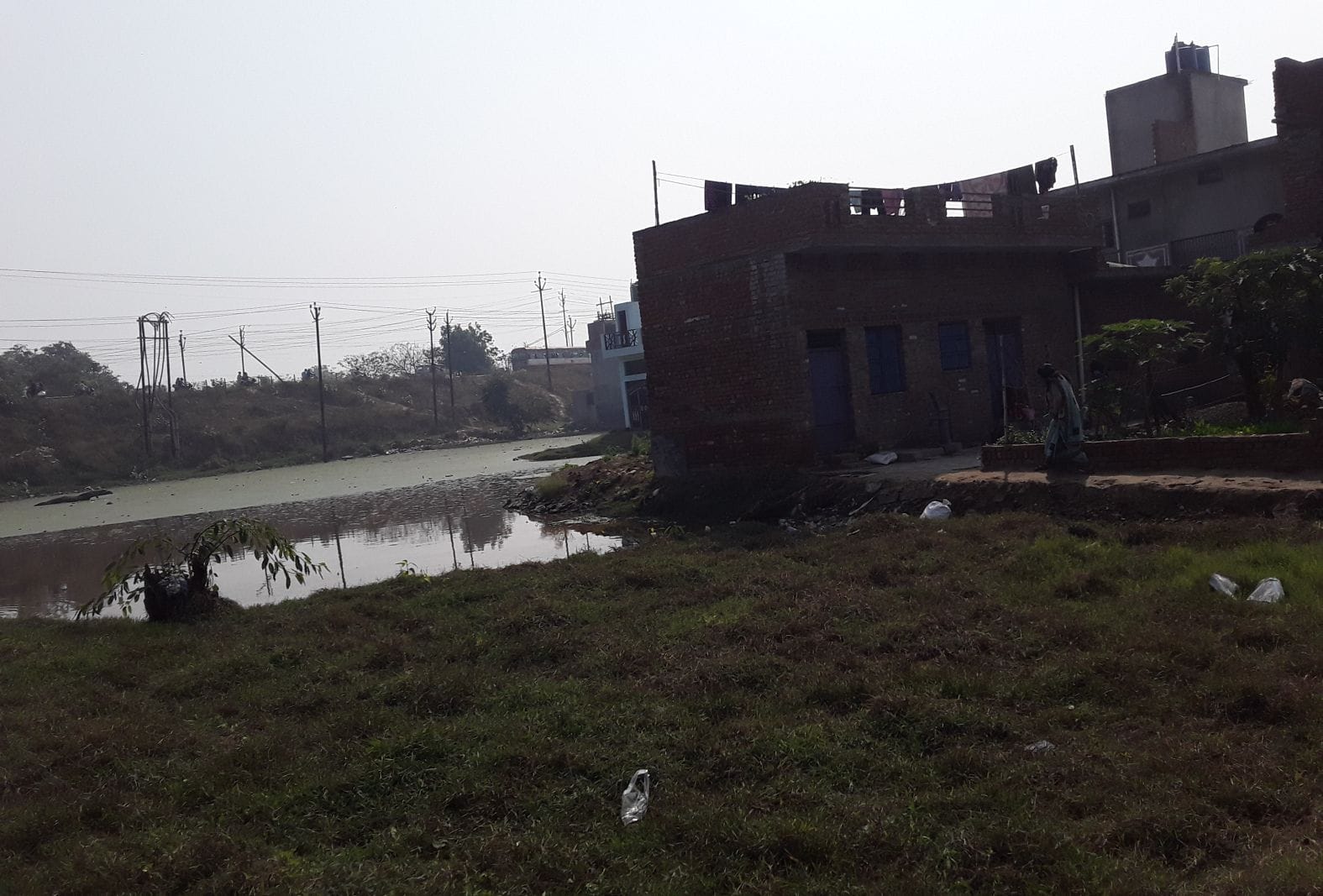 नेकपुर ओवर ब्रिज के पास मकानों तक जलभराव। संवाद