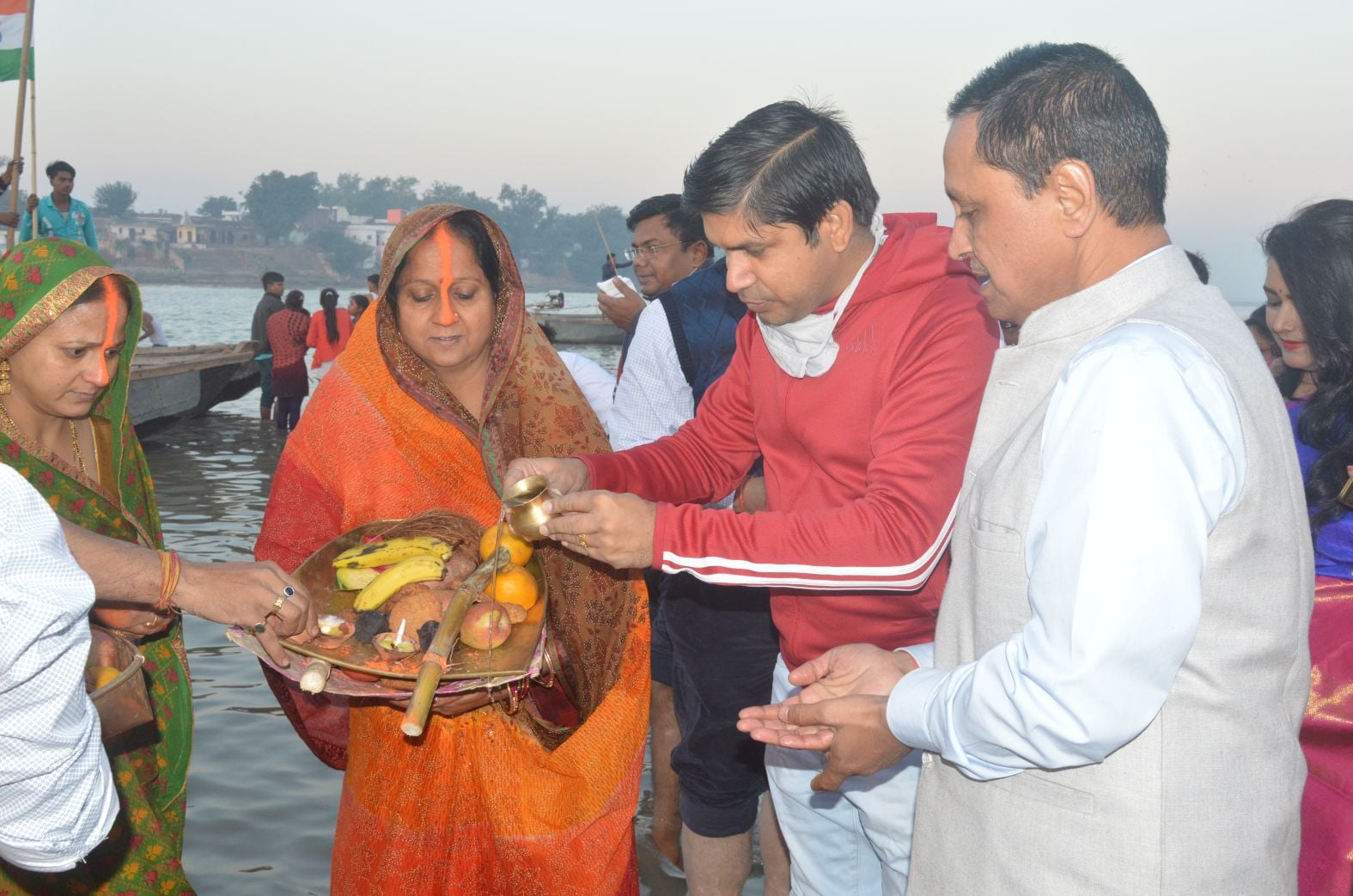 र्घ्य देते सीडीओ डॉ. राजेंद्र पैंसिया व पास में खड़े बीडीओ। संवाद र्घ्य देते सीडीओ डॉ. राजेंद्र पैंसिया व पास में खड़े बीडीओ। संवाद