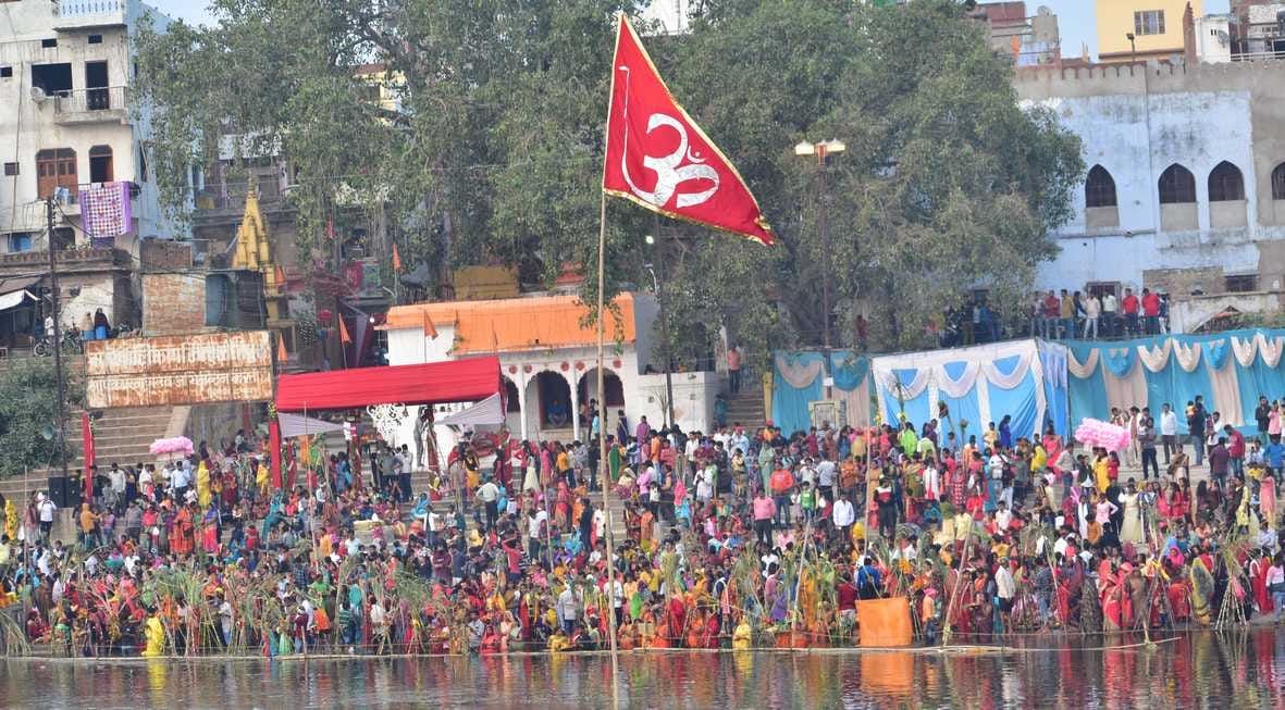 हनुमान घाट पर उमड़ी श्रद्धालुओं की भीड़। हनुमान घाट पर उमड़ी श्रद्धालुओं की भीड़।