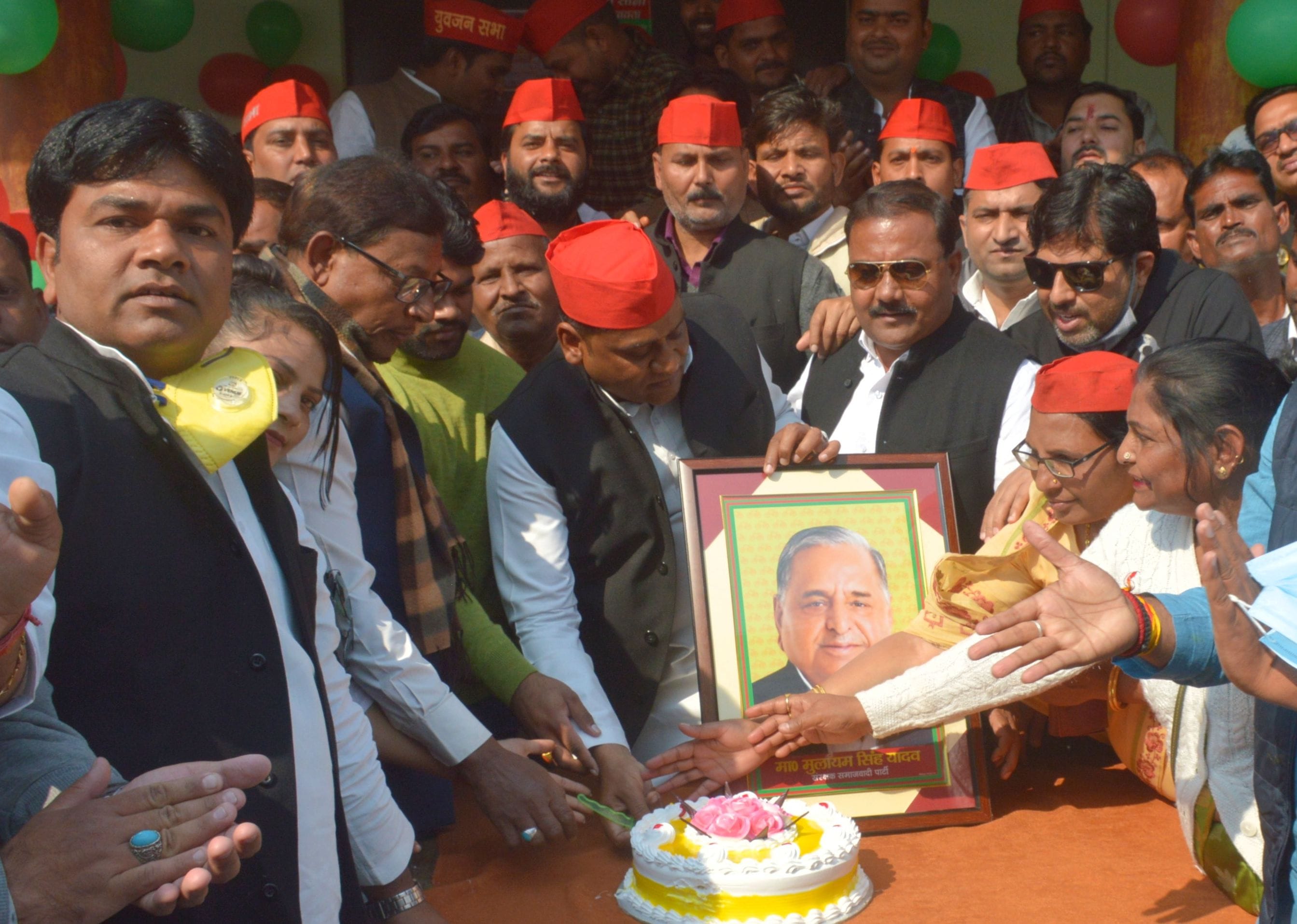 फोटो संख्या 18 सपाकार्यलाय में जन्मदिन मानते जिलाध्याक्ष गोपल यादव वअन्य फोटो संख्या 18 सपाकार्यलाय में जन्मदिन मानते जिलाध्याक्ष गोपल यादव वअन्य