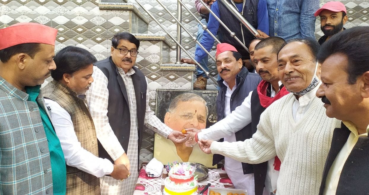 फोटो संख्या 19 भरथना में केक काटकर जन्मदिन मनाते सपा नेतागण फोटो संख्या 19 भरथना में केक काटकर जन्मदिन मनाते सपा नेतागण