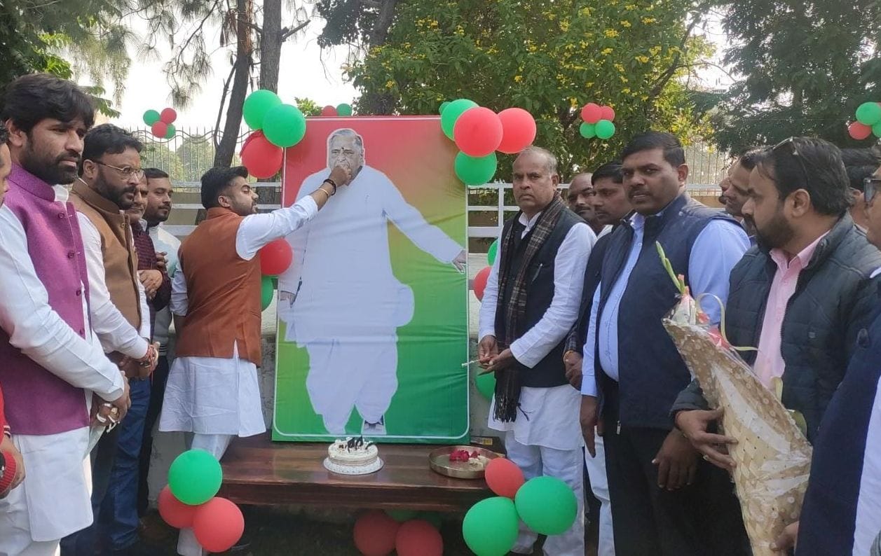 फोटो संख्या 20 पूर्व सांसद तेज प्राताप यादव ने अपने आवास पर मनाया नेता जी का 82 वां जन्मदिन फोटो संख्या 20 पूर्व सांसद तेज प्राताप यादव ने अपने आवास पर मनाया नेता जी का 82 वां जन्मदिन