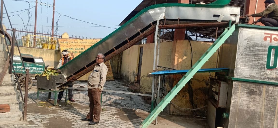 अवागढ़ में बने एमआरएफ सेंटर पर मशीन में कूड़ा डालते कर्मचारी अवागढ़ में बने एमआरएफ सेंटर पर मशीन में कूड़ा डालते कर्मचारी