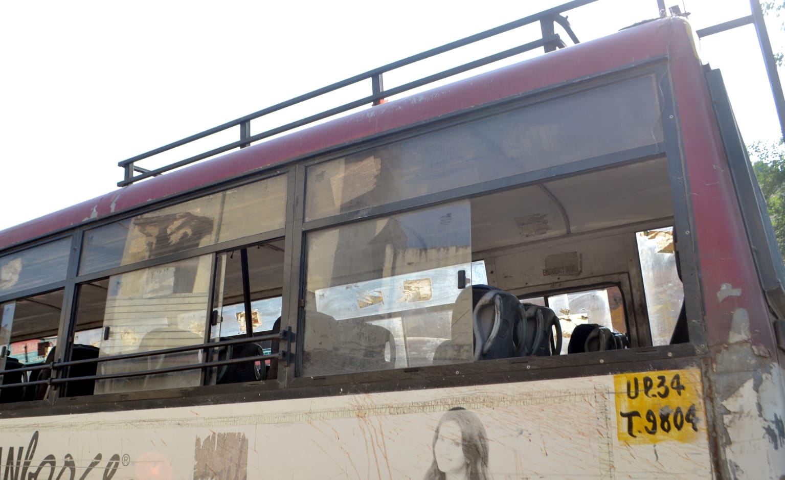 अनुबंधित बस की खिड़की का टूटा शीशा। संवाद अनुबंधित बस की खिड़की का टूटा शीशा। संवाद